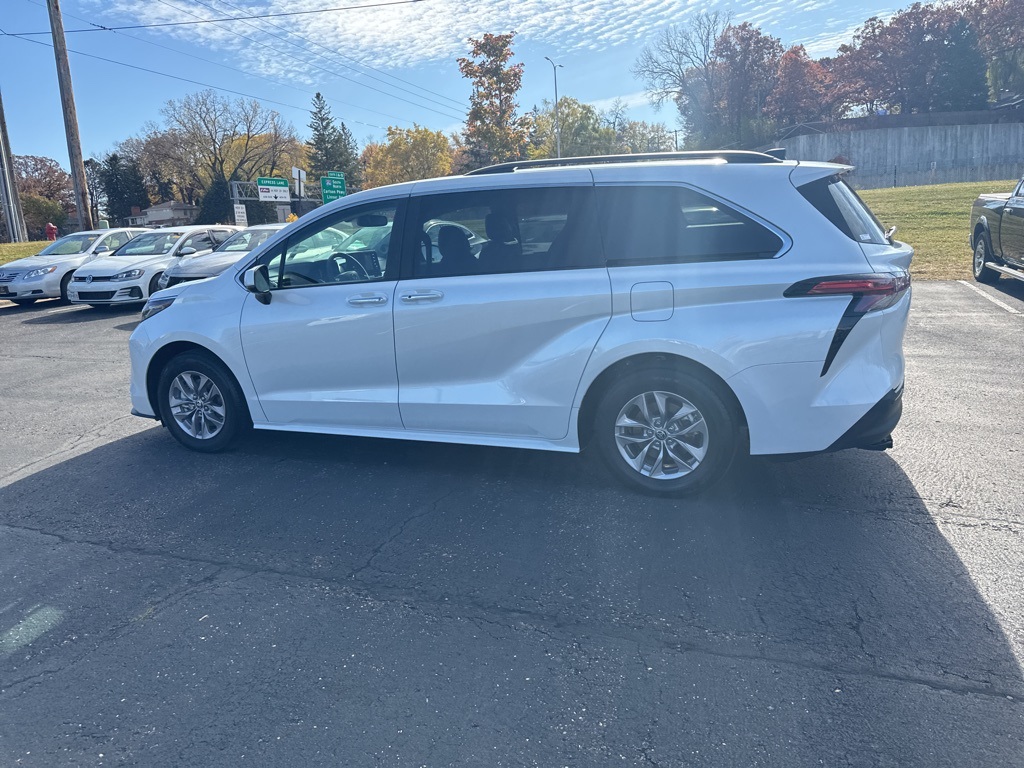 2022 Toyota Sienna XLE 6