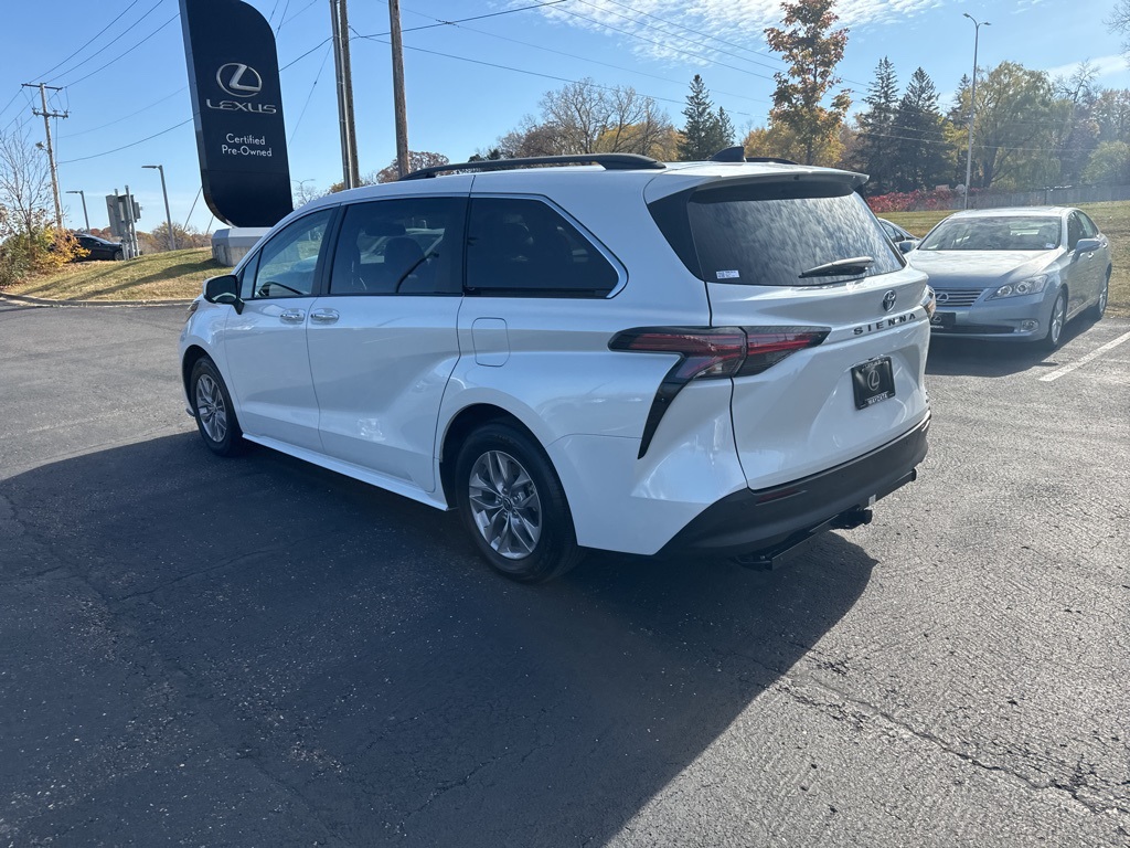 2022 Toyota Sienna XLE 8