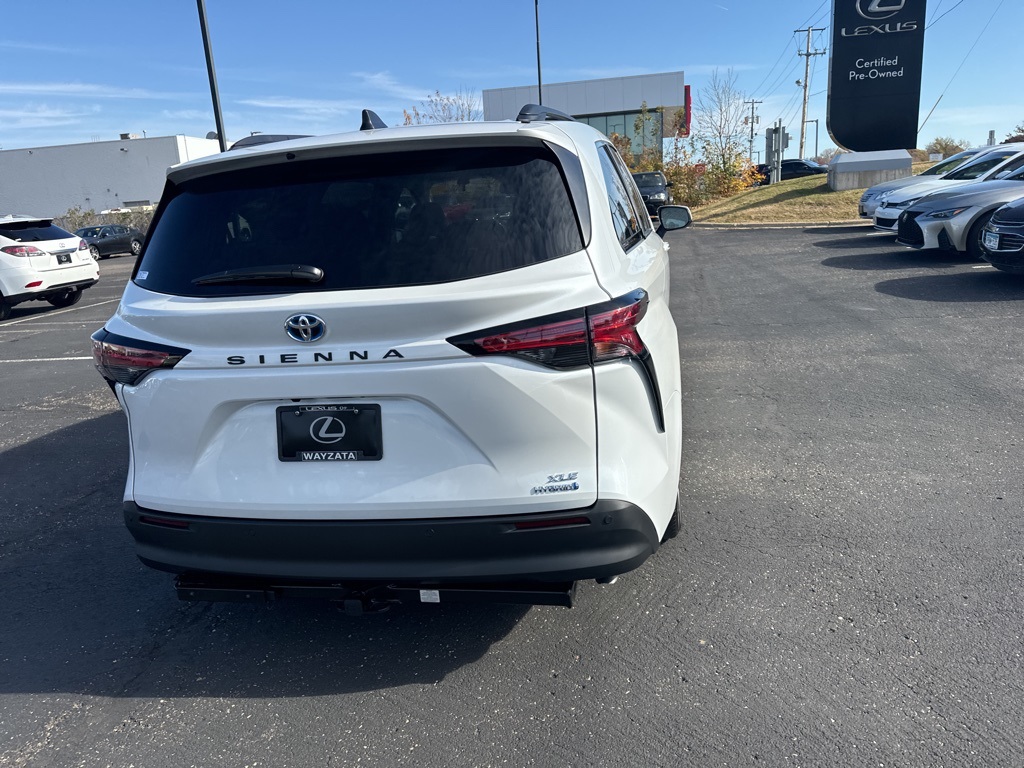 2022 Toyota Sienna XLE 12