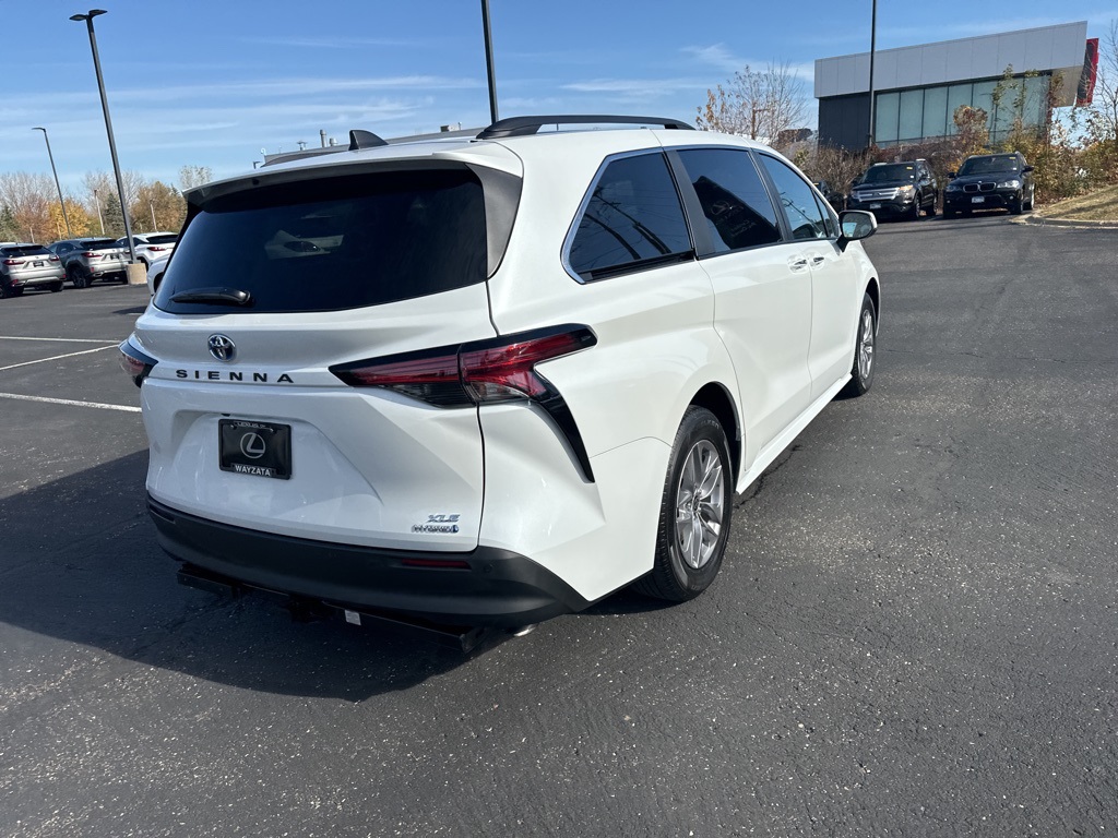 2022 Toyota Sienna XLE 13