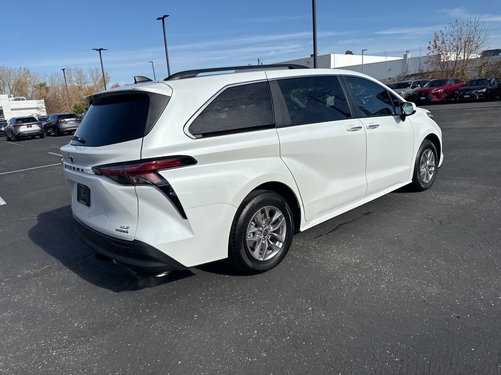 2022 Toyota Sienna XLE 14