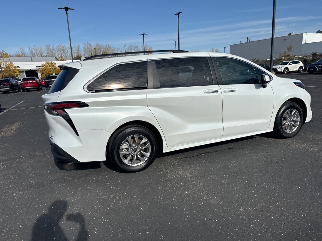 2022 Toyota Sienna XLE 15