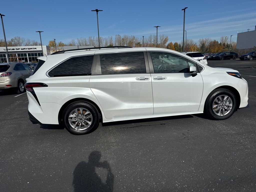 2022 Toyota Sienna XLE 16