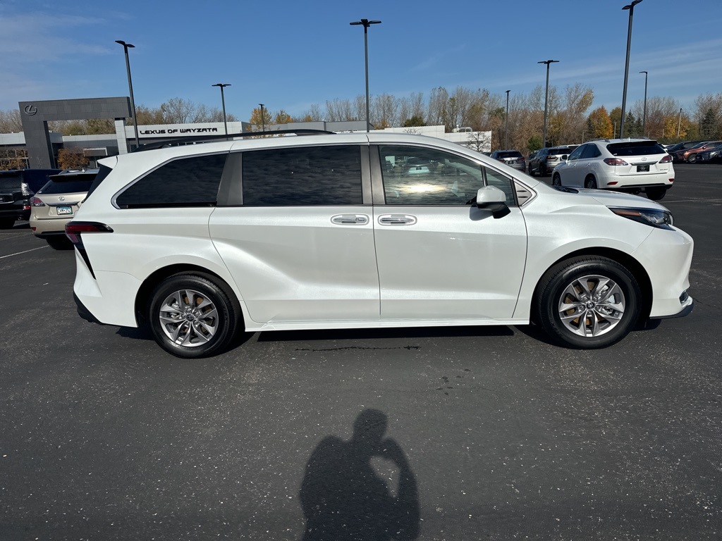 2022 Toyota Sienna XLE 17