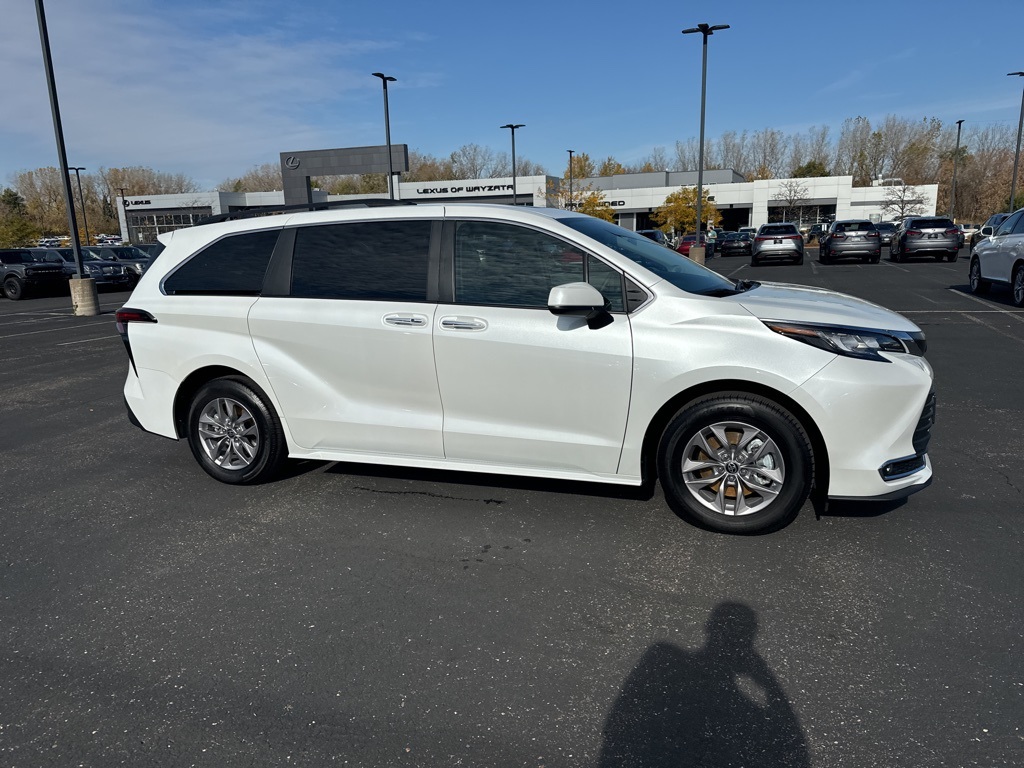 2022 Toyota Sienna XLE 18