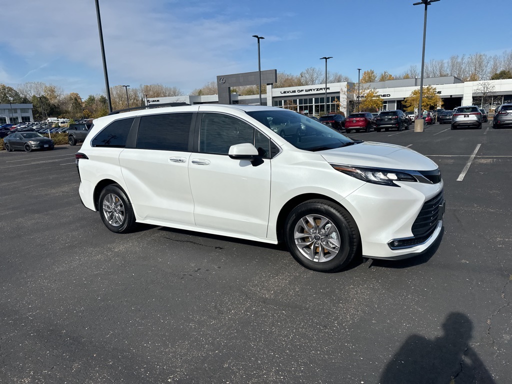 2022 Toyota Sienna XLE 19