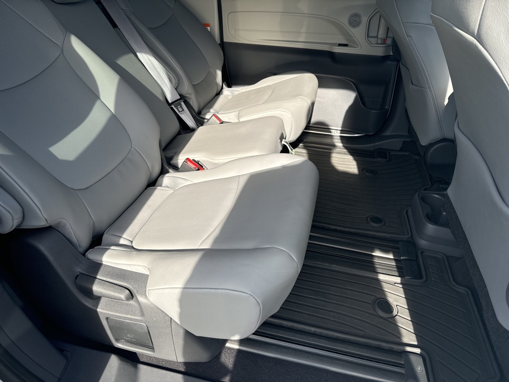 2022 Toyota Sienna XLE 27