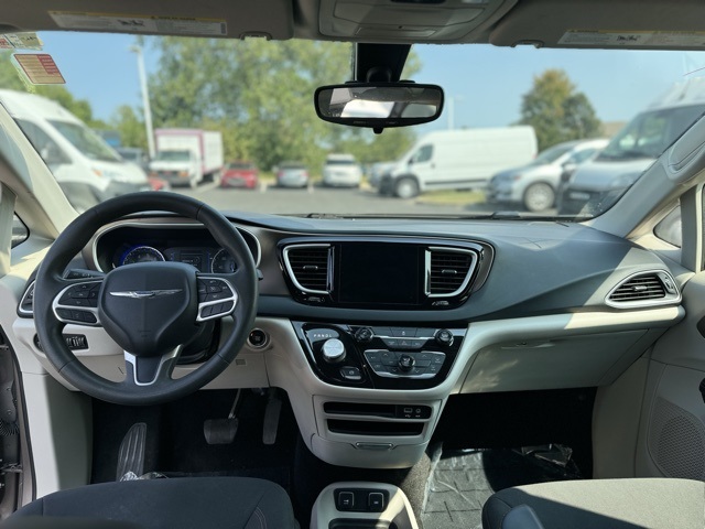 2017 Chrysler Pacifica Touring 16