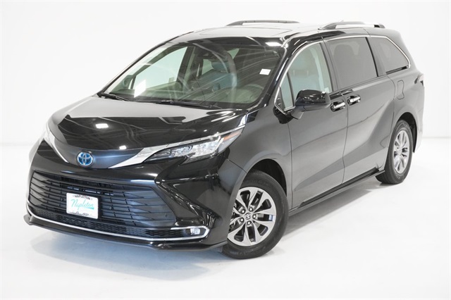 2023 Toyota Sienna XLE 2