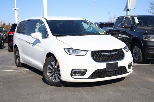 2022 Chrysler Pacifica Hybrid Touring L 2