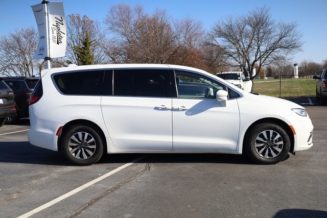 2022 Chrysler Pacifica Hybrid Touring L 4