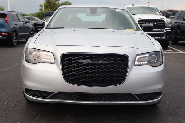 2022 Chrysler 300 Touring 2