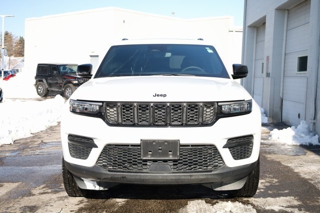 2023 Jeep Grand Cherokee Laredo 2