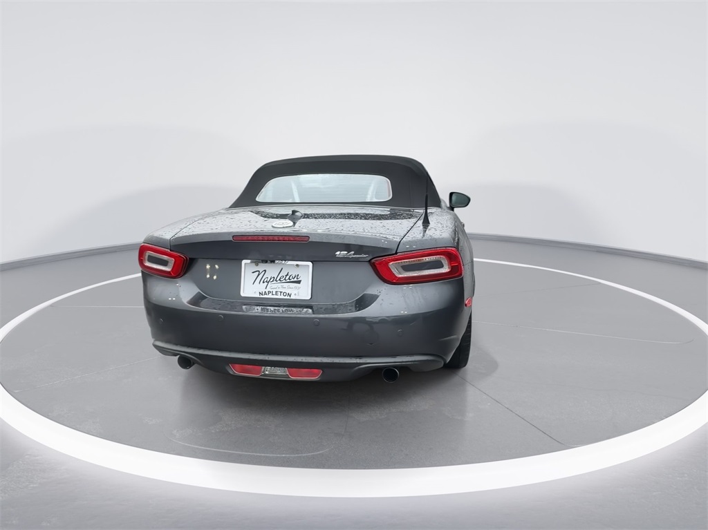 2017 Fiat 124 Spider Lusso 8