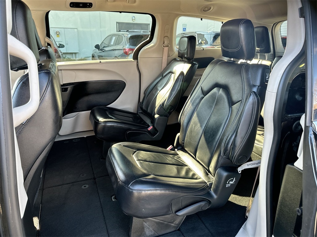 2022 Chrysler Pacifica Touring L 27