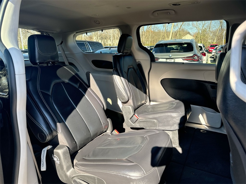 2022 Chrysler Pacifica Touring L 32