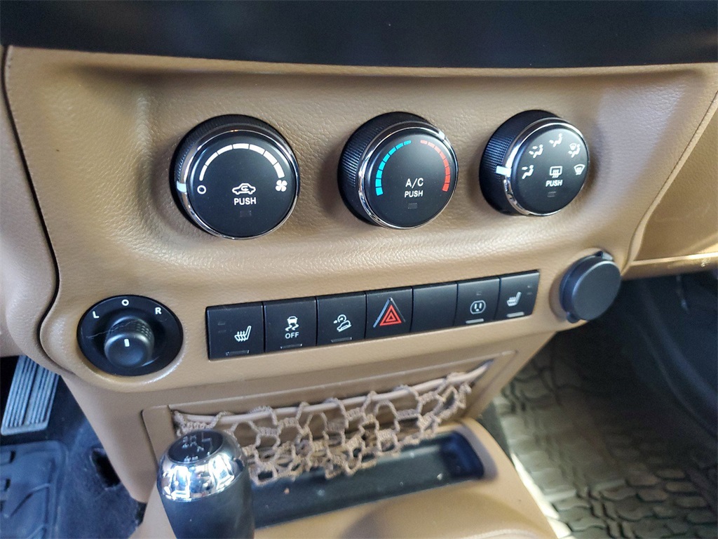 2014 Jeep Wrangler Unlimited Sahara 23