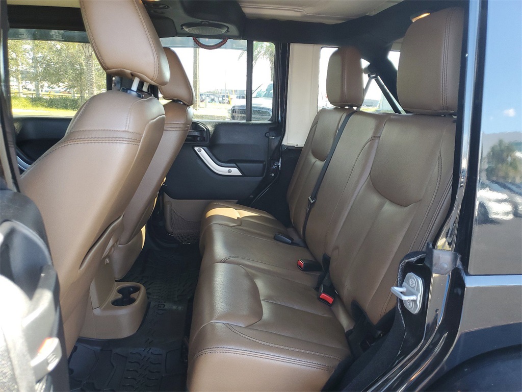 2014 Jeep Wrangler Unlimited Sahara 28