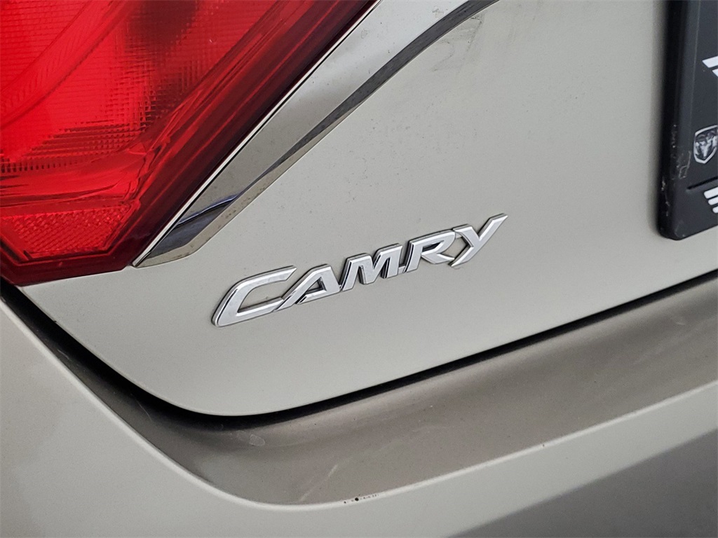 2016 Toyota Camry SE 31