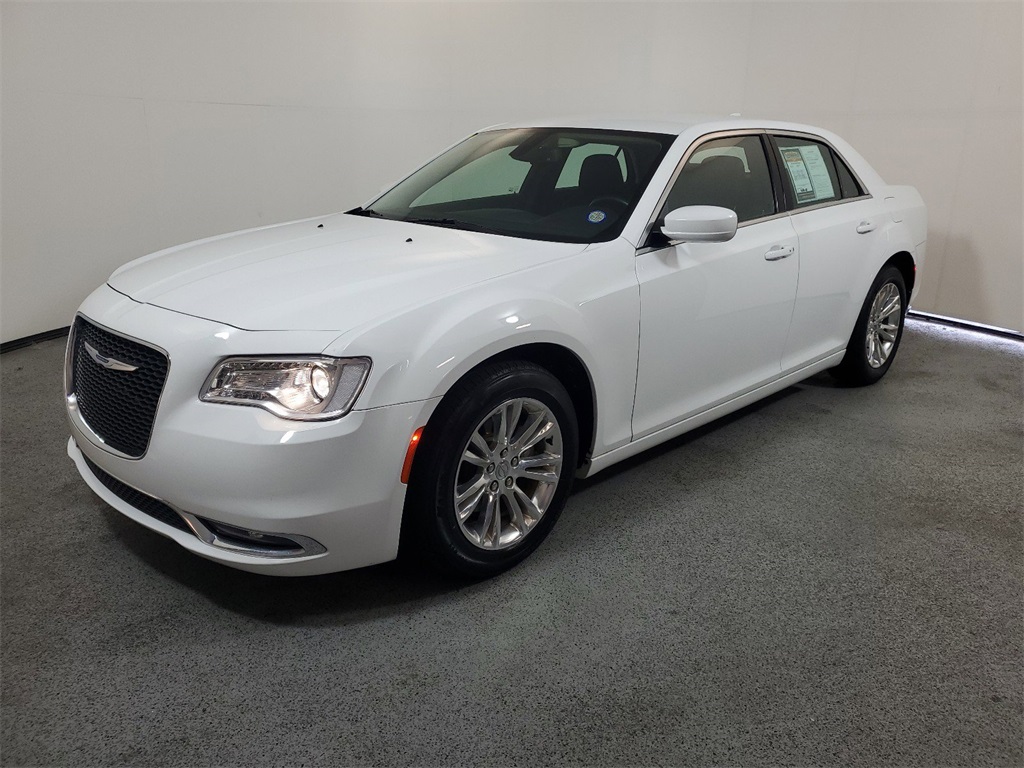 2021 Chrysler 300 Touring 3