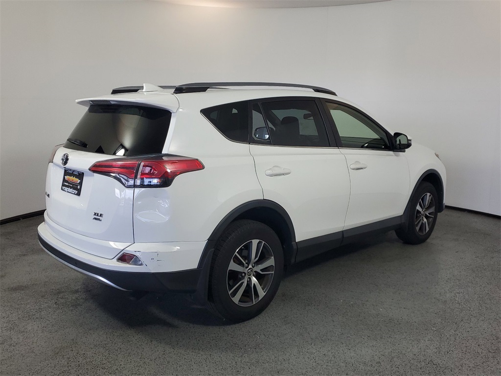 2018 Toyota RAV4 LE 8