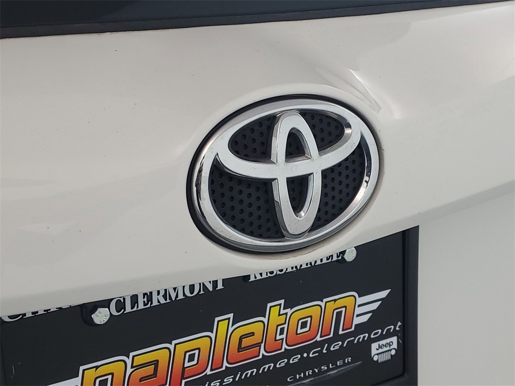 2018 Toyota RAV4 LE 10