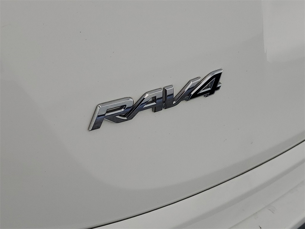 2018 Toyota RAV4 LE 11