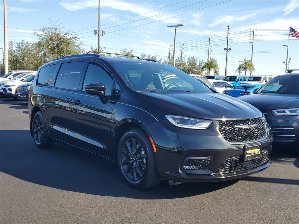 2021 Chrysler Pacifica Touring 1