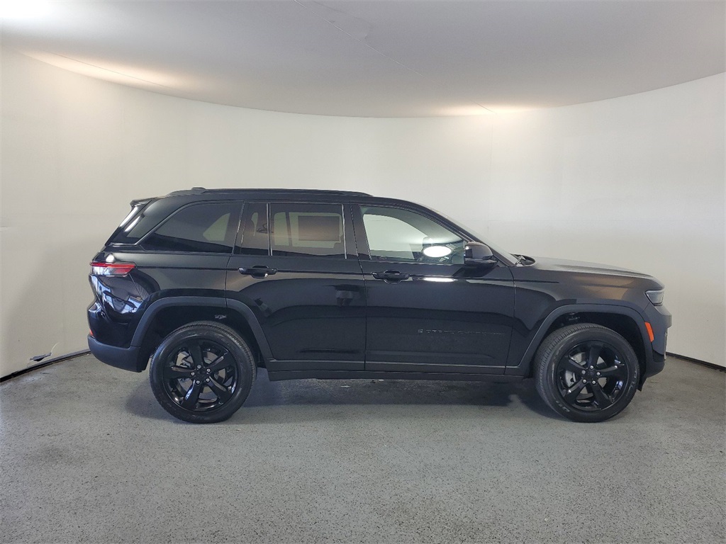 2024 Jeep Grand Cherokee Altitude 10