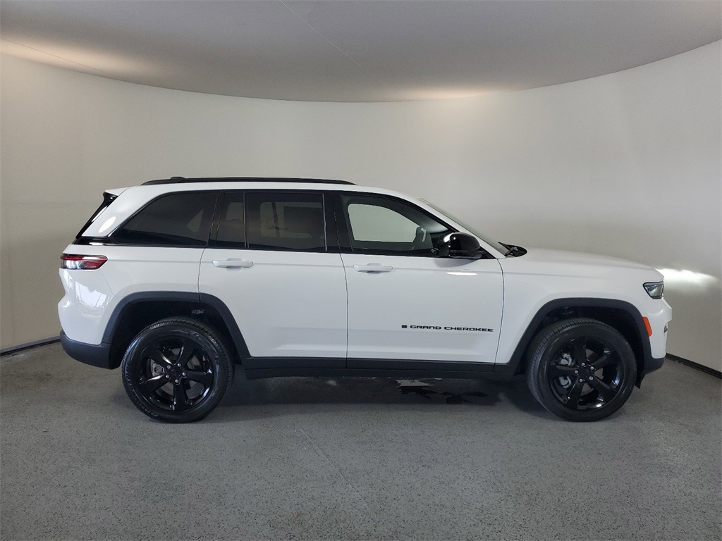 2024 Jeep Grand Cherokee Altitude 10