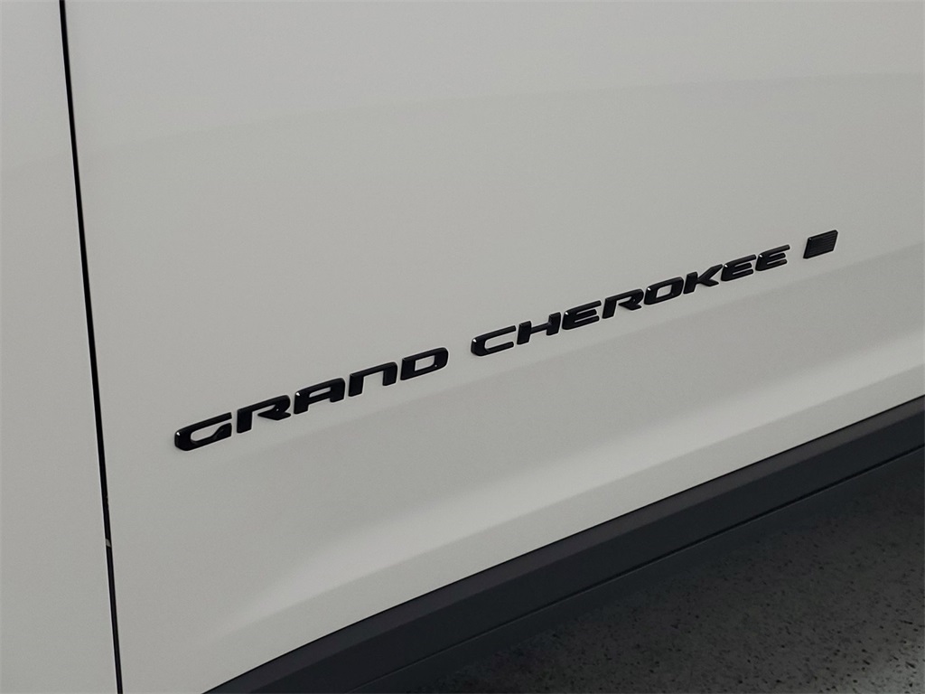 2024 Jeep Grand Cherokee Altitude 8