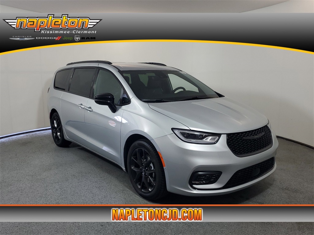 2024 Chrysler Pacifica Touring L 1