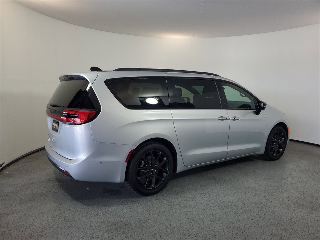 2024 Chrysler Pacifica Touring L 9