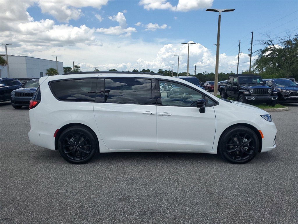 2024 Chrysler Pacifica Limited 10