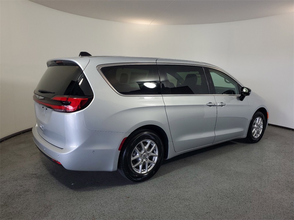 2024 Chrysler Pacifica Touring L 9