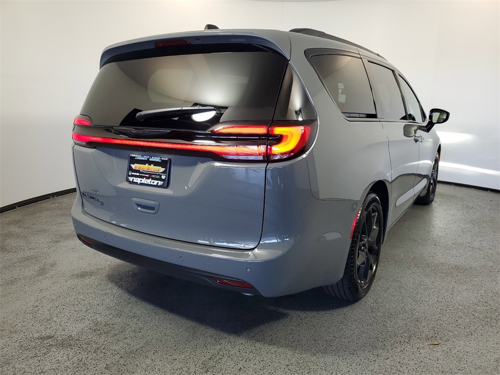 2024 Chrysler Pacifica Touring L 7