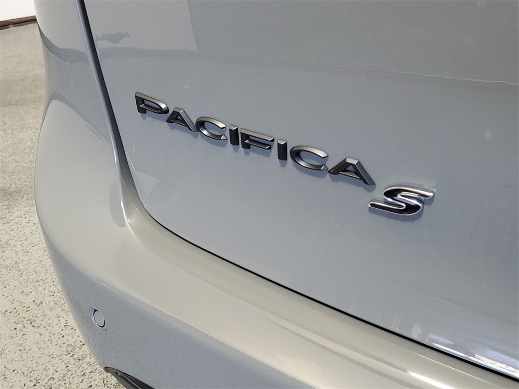 2024 Chrysler Pacifica Touring L 8