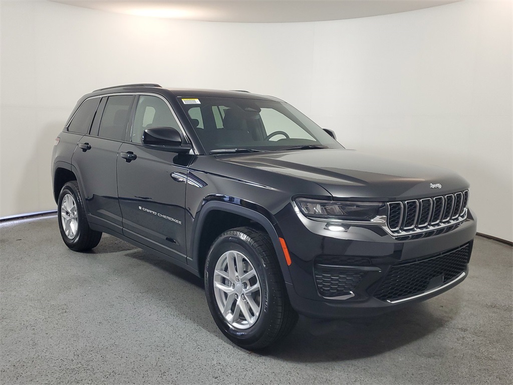 2025 Jeep Grand Cherokee Laredo 1