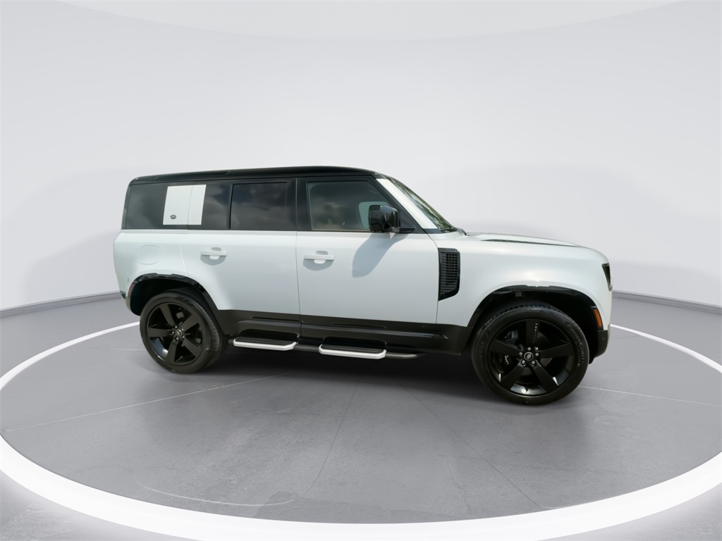 2023 Land Rover Defender 110 V8 13