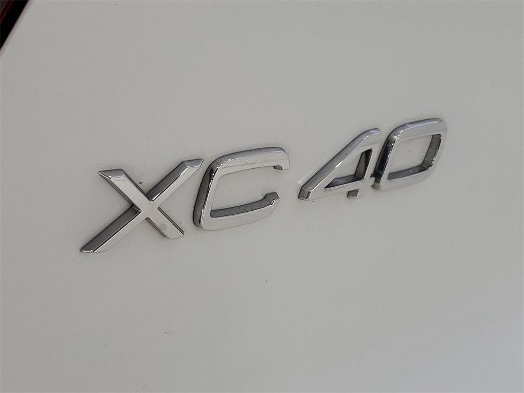 2021 Volvo XC40 R-Design 34
