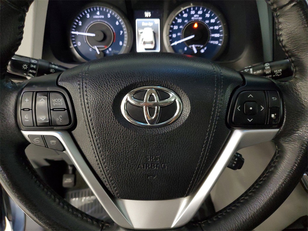 2017 Toyota Sienna XLE 10