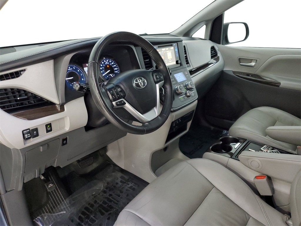 2017 Toyota Sienna XLE 31