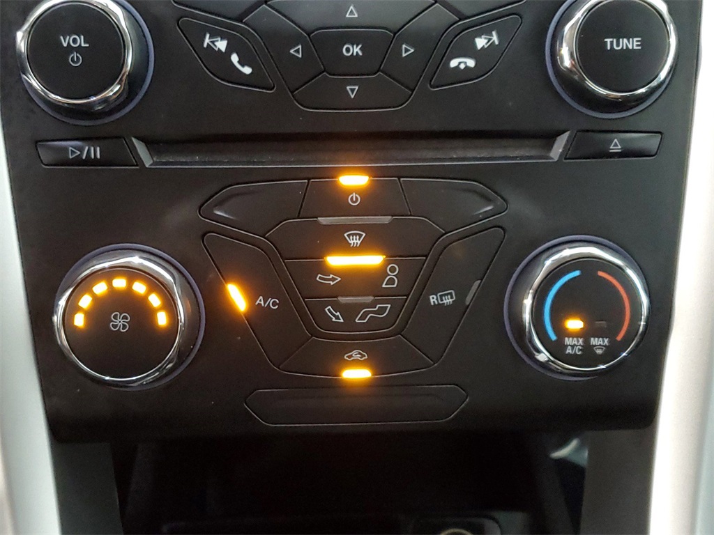 2015 Ford Fusion SE 16