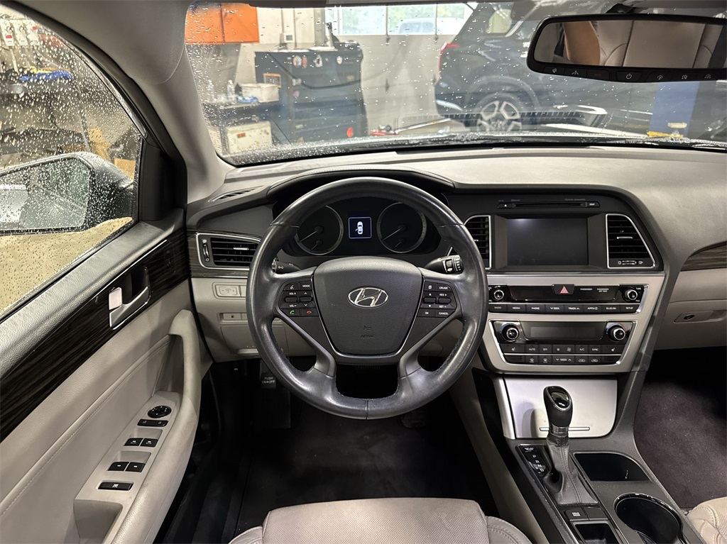 2016 Hyundai Sonata Base 16