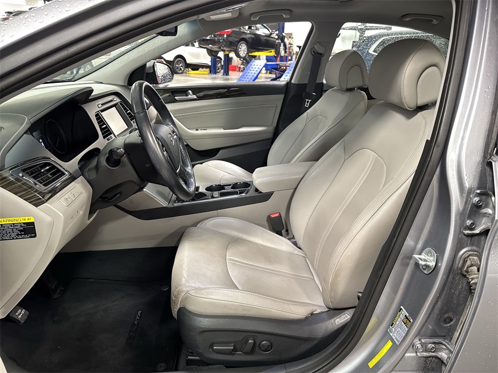 2016 Hyundai Sonata Base 17