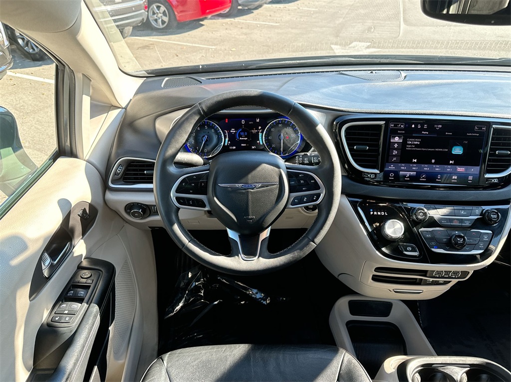 2022 Chrysler Pacifica Touring L 17