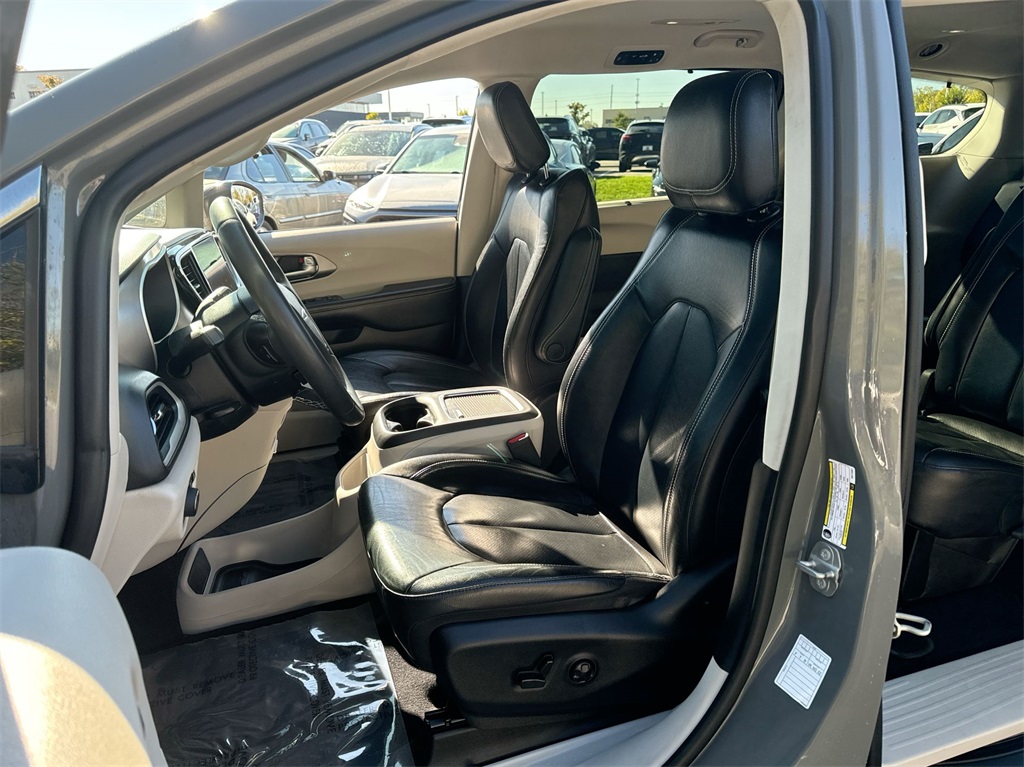 2022 Chrysler Pacifica Touring L 18