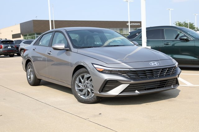 2024 Hyundai Elantra SEL 2