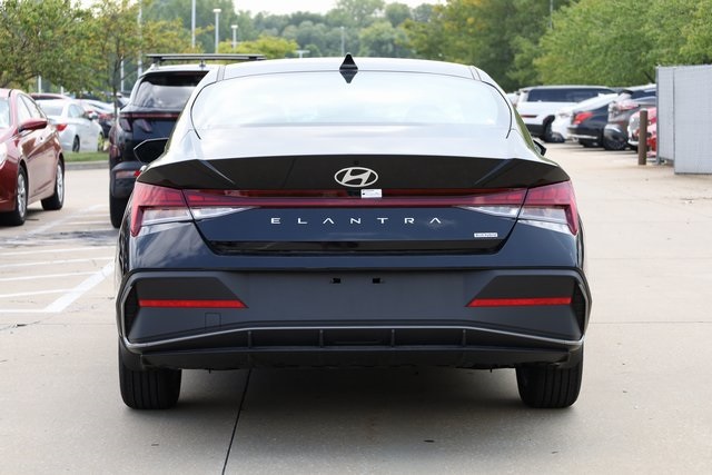 2024 Hyundai Elantra Hybrid Blue 6