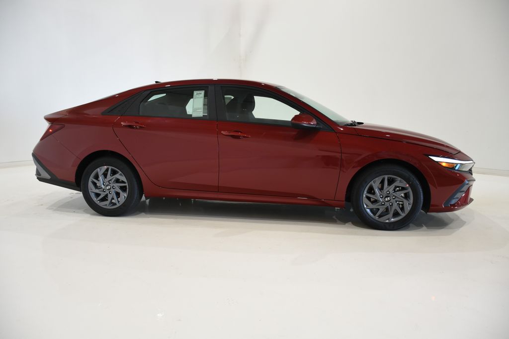 2024 Hyundai Elantra SEL 3